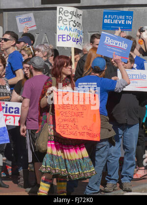 Asheville, North Carolina, Stati Uniti d'America. Il 28 febbraio 2016. La folla di tifosi a Bernie Sanders rally tenere segni e cercano il cambiamento nel centro cittadino di Asheville, NC Credito: Judith Bicking/Alamy Live News Foto Stock