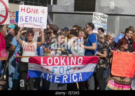 Asheville, North Carolina, Stati Uniti d'America. Il 28 febbraio 2016. La folla di tifosi a Bernie Sanders rally tenere segni e guardare per l'America nel centro di Asheville, NC Credito: Judith Bicking/Alamy Live News Foto Stock