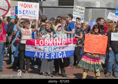 Asheville, North Carolina, Stati Uniti d'America. Il 28 febbraio 2016. La folla di tifosi a Bernie Sanders rally tenere segni e guardare per l'America nel centro di Asheville, NC Credito: Judith Bicking/Alamy Live News Foto Stock