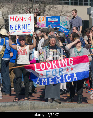 Asheville, North Carolina, Stati Uniti d'America. Il 28 febbraio 2016. La folla di tifosi a Bernie Sanders rally tenere segni e guardare per l'America nel centro di Asheville, NC Credito: Judith Bicking/Alamy Live News Foto Stock