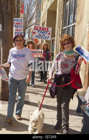 Asheville, North Carolina, Stati Uniti d'America. Il 28 febbraio 2016. Sostenitori marzo a Bernie Sanders rally holding segni e cerca di chage in America nel centro di Asheville, NC Credito: Judith Bicking/Alamy Live News Foto Stock