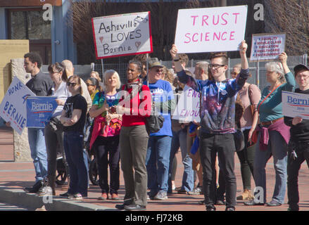 Asheville, North Carolina, Stati Uniti d'America. Il 28 febbraio 2016. La folla di tifosi a Bernie Sanders rally segni di attesa e cercare di cambiare in America nel centro di Asheville, NC Credito: Judith Bicking/Alamy Live News Foto Stock