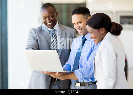 Successo multirazziale d'affari con computer portatile Foto Stock