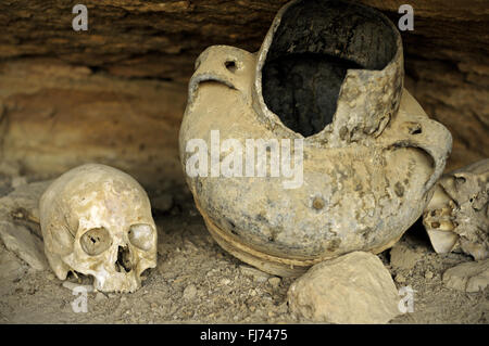 Skulls umana dell ex monaci e vecchia anfora dietro Petros e Paulos rupestri chiesa nel Tigray, Etiopia Foto Stock