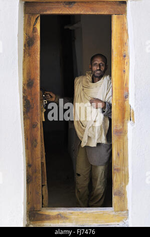 Sacerdote ortodosso presso la porta di Petros e Paulos rupestri chiesa nel Tigray, Etiopia Foto Stock