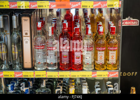 Il polacco Sobieski vodka a Wissol gas station shop in Zugdidi città, provincia Samegrelo, Georgia Foto Stock