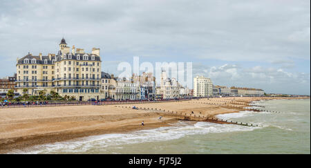 Eastbourne Beach con cielo nuvoloso, East Sussex, Inghilterra meridionale Foto Stock