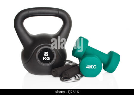 Pesi kettlebell e corda isolato su sfondo bianco. I pesi per un allenamento di fitness. Foto Stock