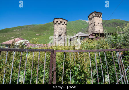 Chvibiani o Chubiani - uno dei quattro villaggi di Ushguli comunità al fine di Enguri gorge, Svaneti superiore, Georgia Foto Stock