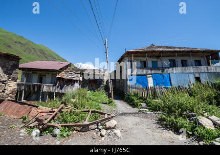 Zhibiani - uno dei quattro villaggi comunità chiamata Ushguli superiore nella regione di Svanetia, Georgia Foto Stock