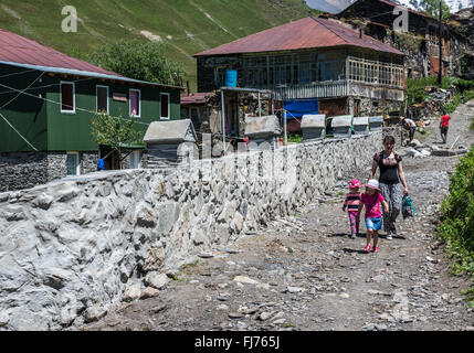 Zhibiani - uno dei quattro villaggi di Ushguli comunità al fine di Enguri gorge, Svaneti superiore, Georgia Foto Stock