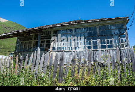 Casa in legno in Zhibiani - uno dei quattro villaggi di Ushguli comunità al fine di Enguri gorge, Svaneti superiore, Georgia Foto Stock