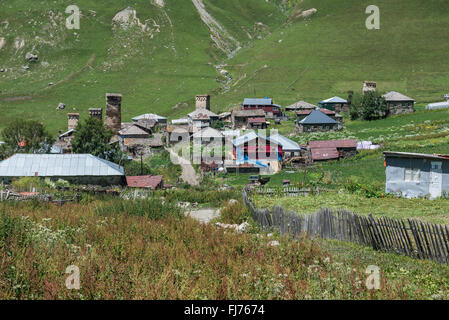 Zhibiani townlet - uno dei quattro villaggi di Ushguli comunità al fine di Enguri gorge, Svaneti superiore, Georgia Foto Stock