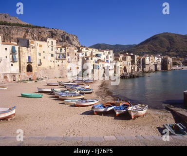 Barche da pesca in porto, Cefalu, provincia di Palermo, Sicilia, Italia Foto Stock