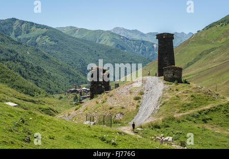 Svan towers di Chazhashi townlet - uno dei quattro villaggi della comunità Ushguli a Enguri gorge, Svaneti superiore, Georgia Foto Stock