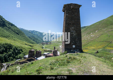 Svan towers di Chazhashi townlet - uno dei quattro villaggi della comunità Ushguli a Enguri gorge, Svaneti superiore, Georgia Foto Stock