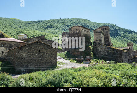 Svan towers di Chazhashi o Chajashi - uno dei quattro villaggi di Ushguli comunità al fine di Inguri gorge, Svaneti superiore, Georgia Foto Stock