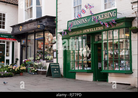Attraente e pittoresco di shop fronti (fioraio & gioiellerie) locale di dettaglianti indipendenti - Market Place, Pickering (città nel Nord Yorkshire, Inghilterra, Regno Unito) Foto Stock