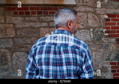 Ho chiesto di prendere una foto di lui con le spalle al muro e ha detto di sì. Foto Stock