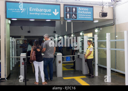 Rio de Janeiro, Brasile, 29 febbraio 2016. Luiz Fernando de Souza Pezão, Governatore dello Stato di Rio de Janeiro, inaugura la riforma opere di Ricardo de Albuquerque stazione che servirà i Giochi Olimpici di Rio 2016. Il sito che serve attualmente 5.300 passeggeri al giorno, con la riforma sarà in grado di servire fino a 4.000 passeggeri per ora. La stazione ferroviaria si trova nei pressi del parco di radicali in Deodoro, che riceverà le gare olimpiche di BMX, slalom e Mountain Bike. Questa è la prima stazione olimpica per essere consegnato. Credito: Luiz Souza/Alamy Live News Foto Stock