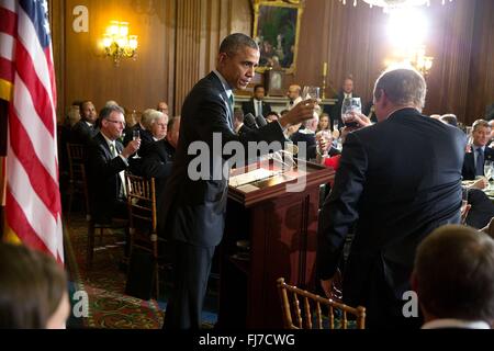 Stati Uniti Il presidente Barack Obama offre un brindisi durante una festa di San Patrizio il pranzo con il Primo Ministro Enda Kenny di Irlanda a U.S. Capitol Marzo 17, 2015 a Washington, DC. Foto Stock