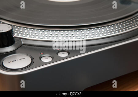 Il vecchio stile vinile la filatura su una piattaforma girevole Foto Stock