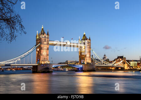 Il Tower Bridge di Londra è il più famoso punto di riferimento e di attrazione turistica. Foto Stock