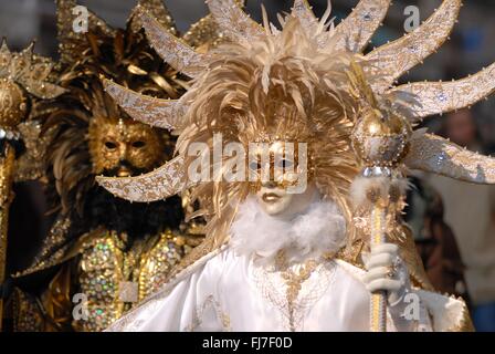 Donne che indossano elaborare le maschere veneziane e costume durante l annuale Il Carnevale di Venezia a Venezia, Italia. Carnival ha ufficialmente corre per dieci giorni che termina con la celebrazione cristiana della Quaresima. Foto Stock