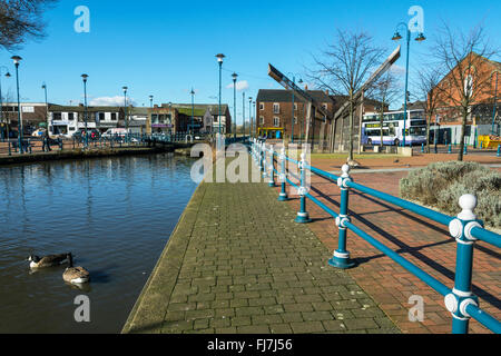 L Huddersfield Canal a Armentieres Square, Stalybridge, Tameside, Manchester, Inghilterra, Regno Unito Foto Stock