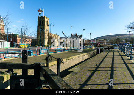 Serratura del Huddersfield Canal a Armentieres Square, Stalybridge, Tameside, Manchester, Inghilterra, Regno Unito Foto Stock