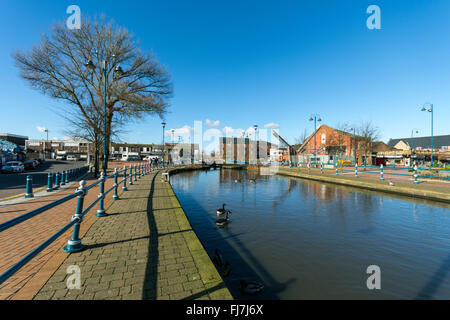 L Huddersfield Canal a Armentieres Square, Stalybridge, Tameside, Manchester, Inghilterra, Regno Unito Foto Stock