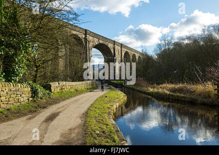 Il viadotto ferroviario e l acquedotto di Saddleworth sul canale di Huddersfield, Uppermill, Saddleworth, Greater Manchester, Regno Unito Foto Stock