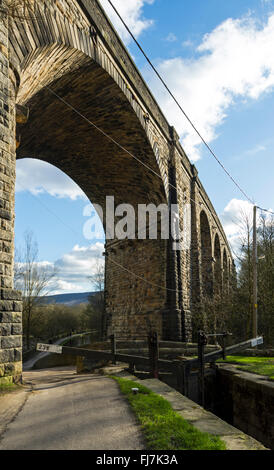 Viadotto ferroviario alla fornace di calce Lock (Blocco 23W) sul canale di Huddersfield, Uppermill, Saddleworth, Greater Manchester, Regno Unito Foto Stock