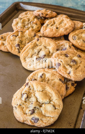 In casa i biscotti al cioccolato sul vassoio da forno Foto Stock