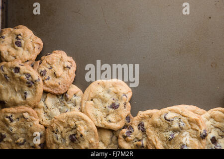 Lotto di cioccolato artigianale cookie sulla teglia con spazio di copia Foto Stock