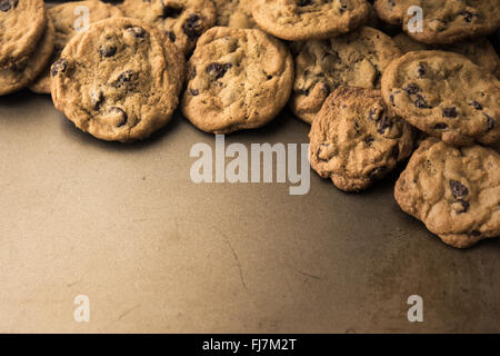 Lotto di cioccolato artigianale cookie sulla teglia con spazio di copia Foto Stock