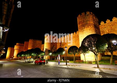 (160301) -- Bruxelles, 1 marzo 2016 (Xinhua) -- foto presa nel febbraio 16, 2016 mostra vista notturna della città vecchia di Avila in Spagna. La città di Avila è di circa un centinaio di chilometri a nord-ovest della capitale della Spagna città di Madrid. Fondata nel XI secolo per proteggere i territori spagnoli dai Mori, la "Città dei Santi e dei Sassi", la città vecchia di Avila ha mantenuto la sua austerità medievale. Questa purezza della forma può ancora essere visto nella cattedrale gotica e le fortificazioni che, con i loro 82 torri semicircolari e nove porte, sono le più complete in Spagna. La città vecchia di Avila con la sua Extra-Muro Foto Stock