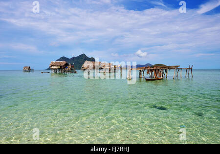 Bajau laut stilt house village in isola Maiga, Semporna, Sabah Borneo. Foto Stock