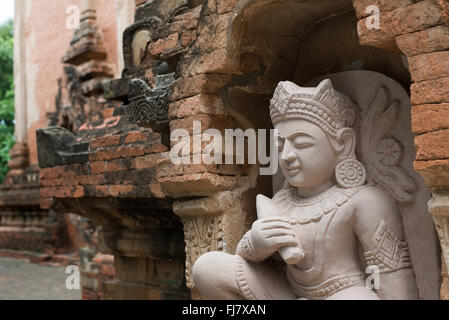 BAGAN, Myanmar - l'esterno del tempio di Htilominlo mostra sia elementi decorativi originali del XIII secolo che moderni lavori di restauro. Questo tempio buddista, costruito durante il regno di re Htilominlo (1211-1235), mostra lo stile architettonico della dinastia pagana. La struttura rappresenta gli sforzi continui per preservare i monumenti religiosi di Bagan, pur mantenendo la loro integrità storica. Foto Stock