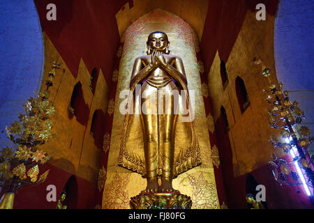 Statua del Buddha nella Pagoda di Ananda tempio in Old Bagan, Bagan, Myanmar (Birmania) Foto Stock