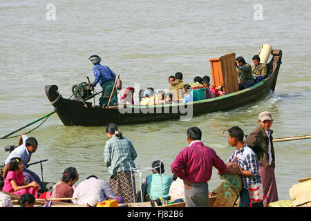 Persone a carico e scarico di navi traghetto sul Fiume Ayeryarwaddy nella vecchia Bagan, Bagan, Myanmar (Birmania) Foto Stock