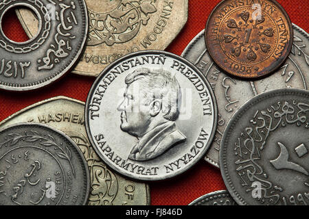 Monete del Turkmenistan. Il Presidente turkmeno Saparmurat Niyazov raffigurato in Turkmenistan 50 tenge moneta. Foto Stock
