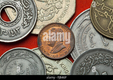 Monete del Turkmenistan. Il Presidente turkmeno Saparmurat Niyazov raffigurato in Turkmenistan una moneta tenge. Foto Stock