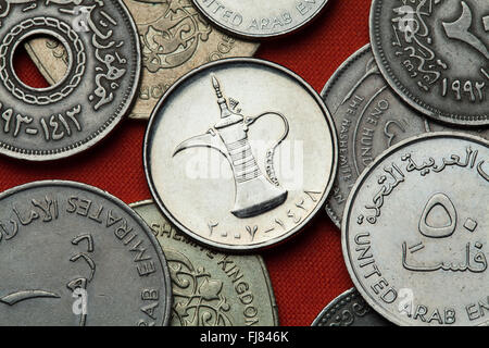 Monete degli Emirati Arabi Uniti. Arab tè pentola rappresentato negli EMIRATI ARABI UNITI un dirham moneta. Foto Stock