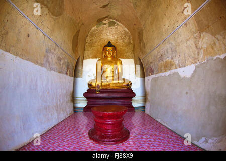 Statua di Buddha all'interno Gawdawpalin Tempio Pagoda in Old Bagan, Bagan, Myanmar (Birmania) Foto Stock