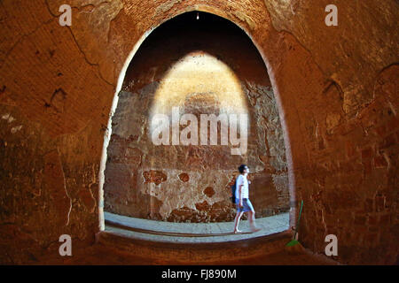 Ombre e luci all'interno dei passaggi del tempio Dhammayangyi Pagoda in Old Bagan, Bagan, Myanmar (Birmania) Foto Stock