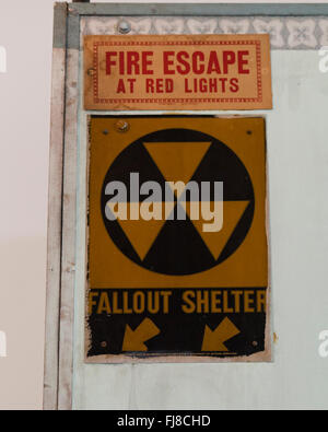 Fallout shelter segno su edificio ingresso - Washington DC Foto Stock