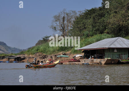 Barca e casa sul fiume Mekong, Laos Foto Stock