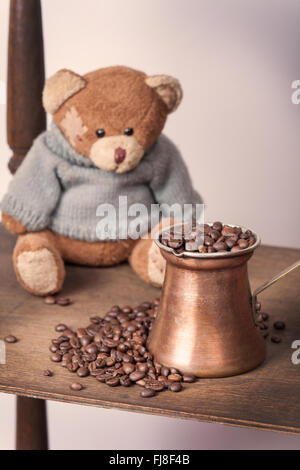 Orsacchiotto di peluche e caffè tonico vintage immagine con sfondo bianco Foto Stock