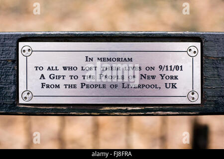 Placca su una panchina nel parco presso la John Lennon 'IMAGINE' Memorial parte del Strawberry Fields in New York City Central Park Foto Stock